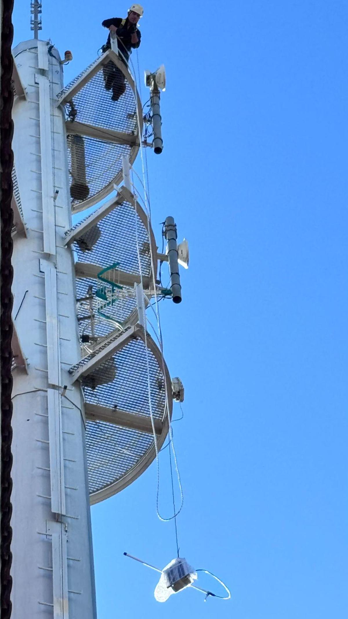 Primero de los repetidores, ubicado en la torre de comunicaciones de RTVA que pretende instalar la Unión de Radioaficionados de Córdoba para crear la red Meshtastic sin móviles ni internet.
