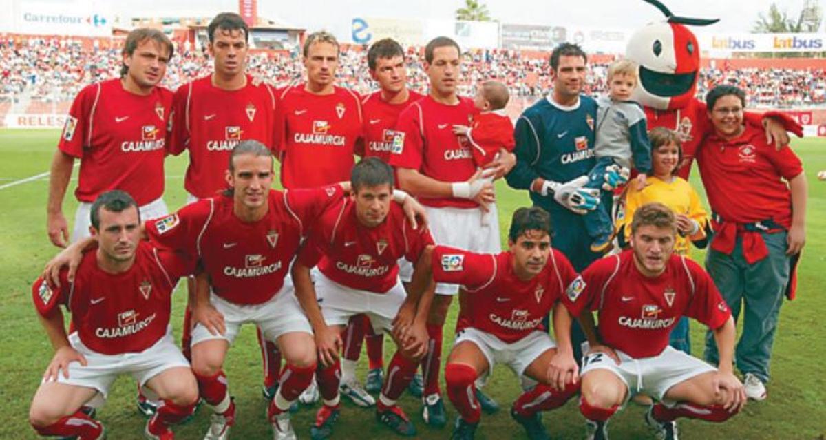 Alineación del Real Murcia en la temporada 2005-2006 junto a Pimentín.