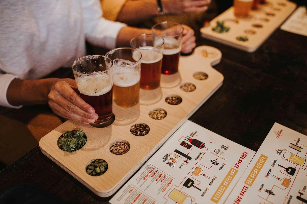 Momento de una cata de varias recetas de cerveza de La Fábrica de Cruzcampo