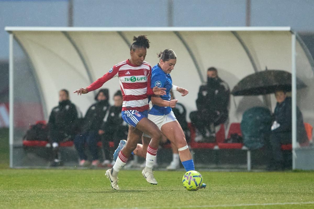 Una jugada del ataque del Alhama ElPozo en el partido ante el Granada