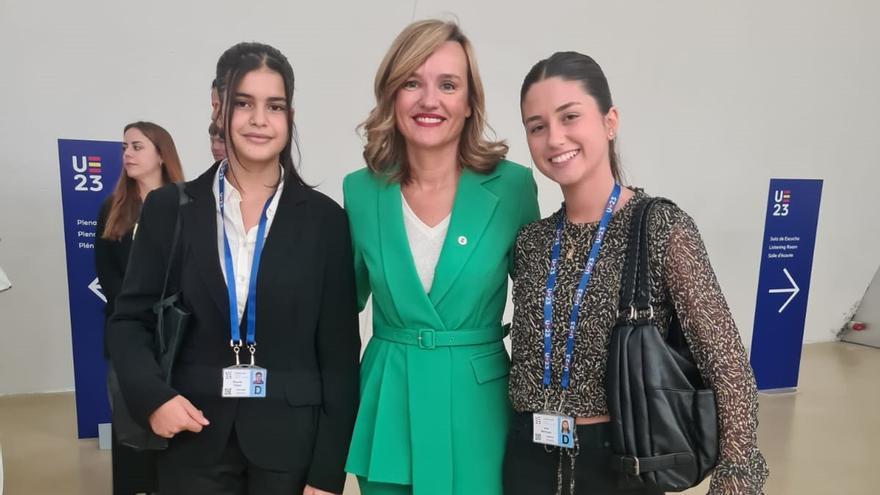 Las alumnas del IES Lucas Mallada con la ministra de Educación, Pilar Alegría.