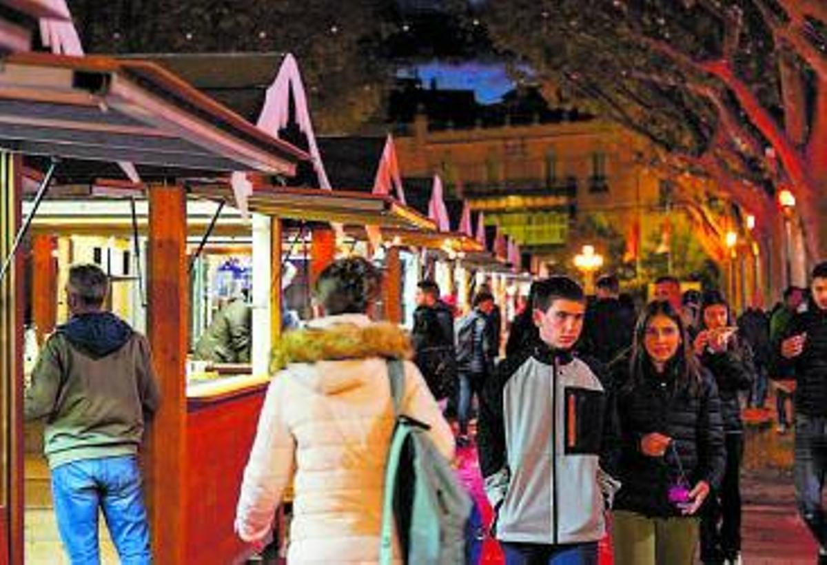 Fins a 16 expositors conformen el mercat de Nadal. | AJUNTAMENT DE FIGUERES