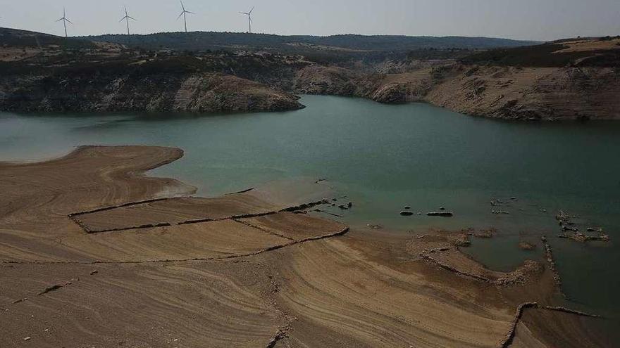 Los zamoranos no ahorran agua y los embalses continúan a la baja