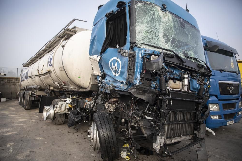 Accident entre dos camions a l'AP-7 a Maçanet de la Selva