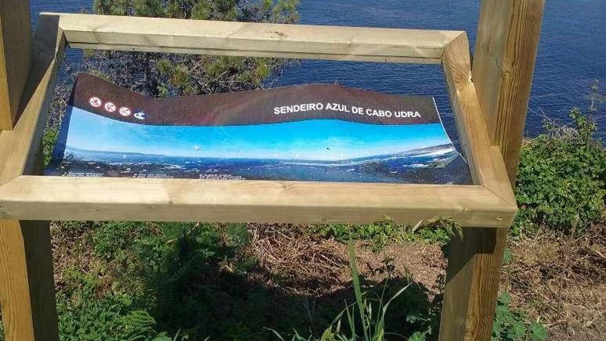 Uno de los paneles dañados en el sendero de azul de Udra. // G.N.