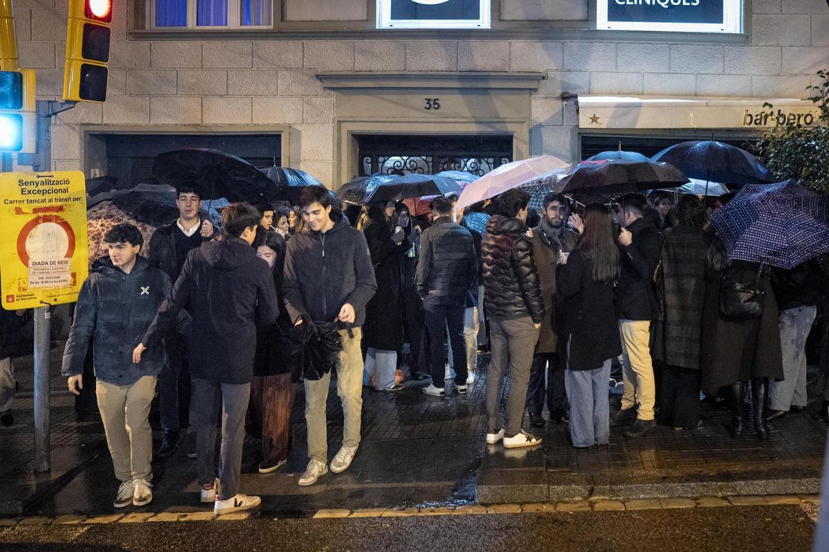 La lluvia diluye el botellón de Mandri