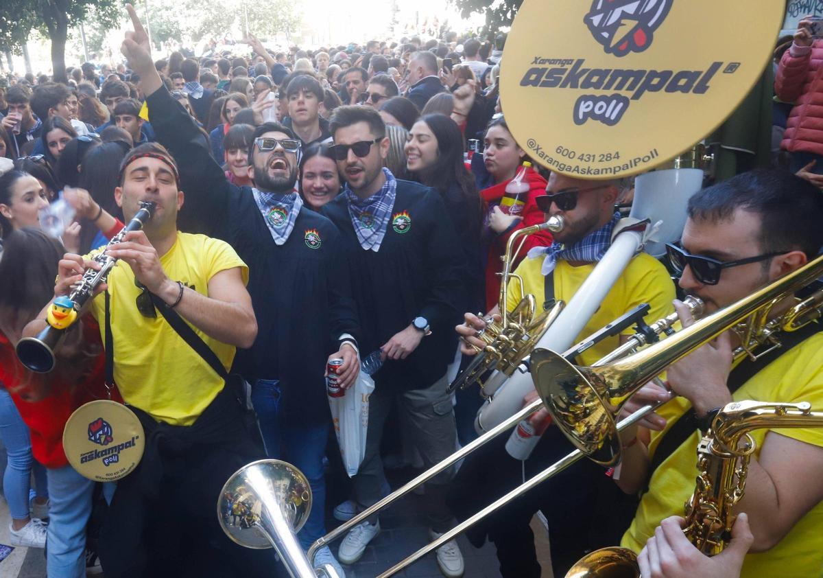 Ámbiente previo a la mascletà de Fallas en la plaza del Ayuntamiento de València.