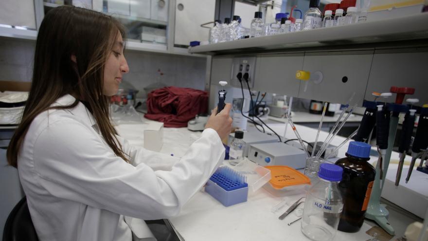 Una de las científicas que participa en el proyecto durante su trabajo en el laboratorio.