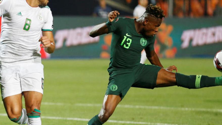 Chukwueze jugando con su selección.