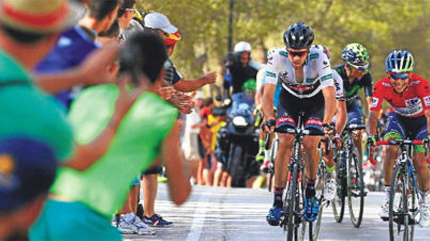 Los aficionados aplauden al grupo, con Dumoulin junto al hasta ahora líder Chaves.