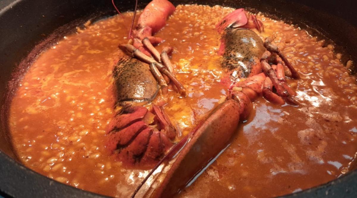 Arroz caldoso de bogavante. Una propuesta que refleja la especialización del grupo en arroces de alta calidad.