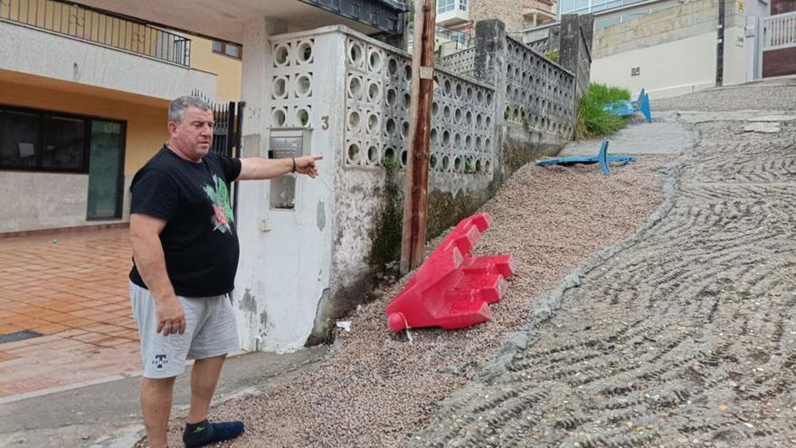 Juan Gradín muestra el lugar por el que entra el agua a su finca.  // A.P.