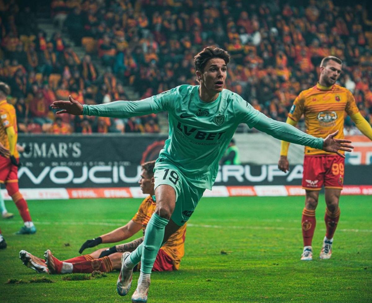 Arnau Ortiz celebra un gol a Polònia.