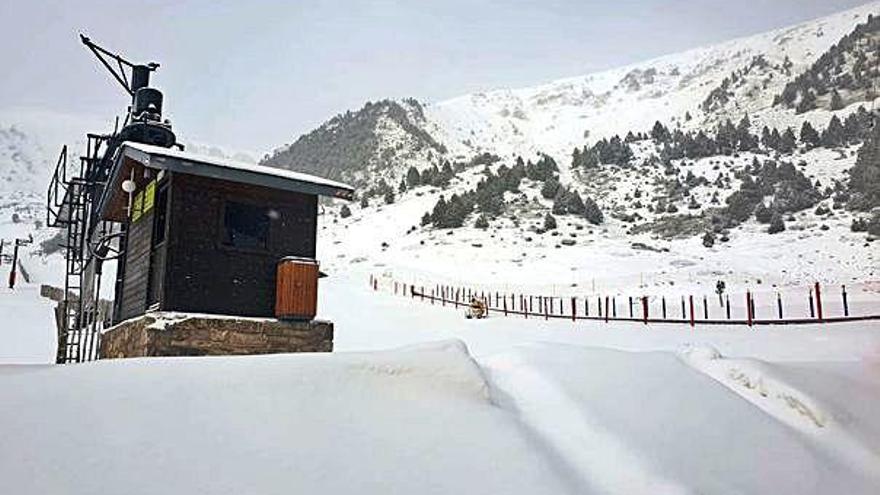 Nevades al Pirineu gironí i bufanda, guants i abric per moure&#039;s per tot arreu. ?A l&#039;esquerra, l&#039;estació Vallter2000 va rebre aquest dijous una bona nevada i ben a prop, a Ulldeter, va caure un gruix de 15 centímetres. A la dreta, gent intentant passar el fred, ben abrigada, per Girona.