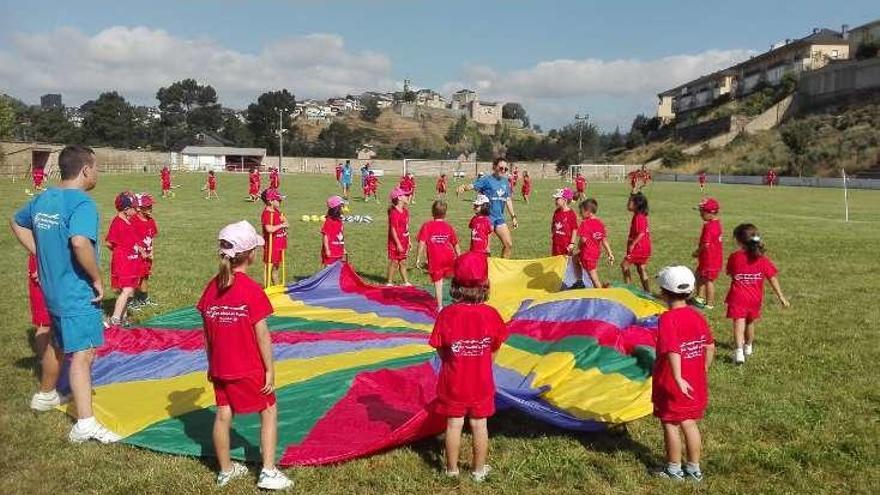Los niños del campus realizan juegos en el campo de fútbol de El Pinar.