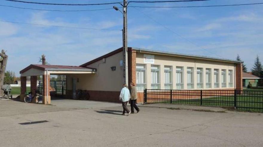 Edificio de las escuelas de Santa Croya de Tera que ahora ha pasado a ser propiedad del Ayuntamiento.