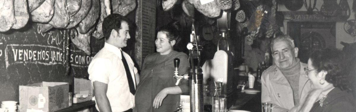 Ángel González y su mujer Crescencia en su primer embarazo