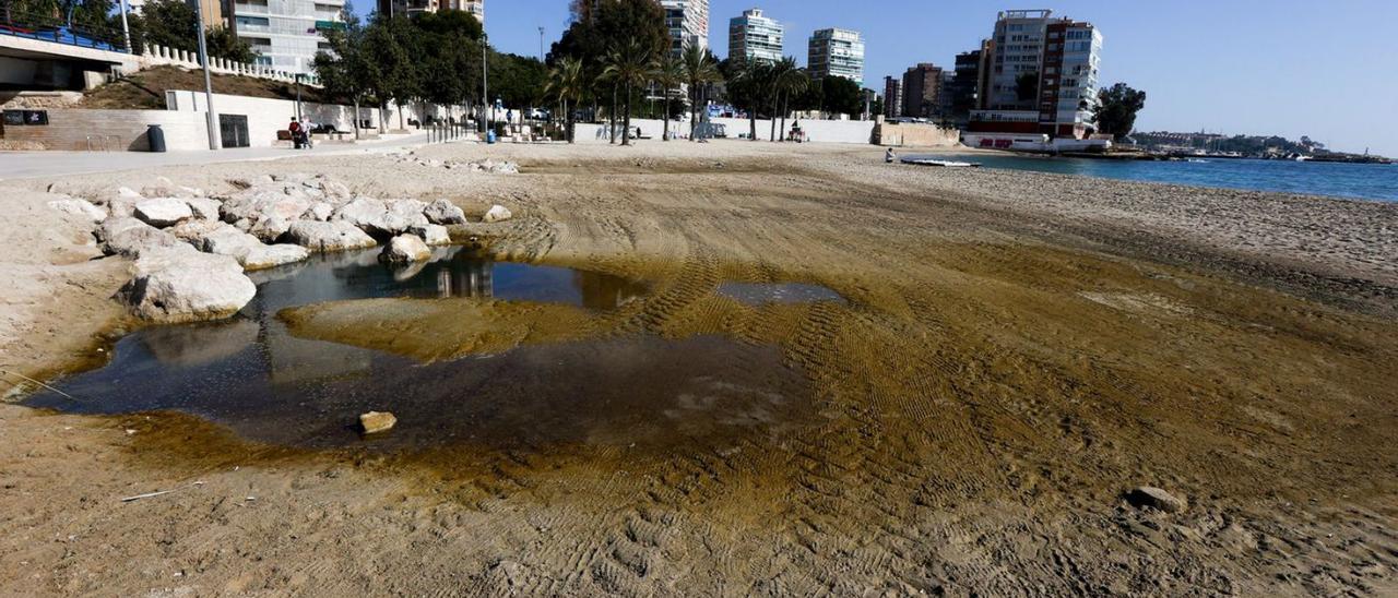 Aún no se ha repuesto la arena que perdió la playa a causa de un temporal en noviembre. | JOSE NAVARRO