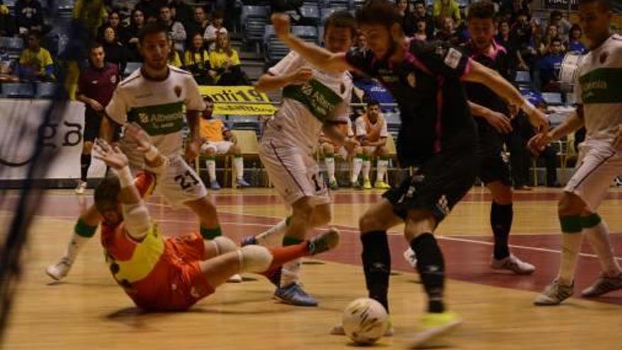 Un jugador del Santiago Futsal busca un disparo ante Varilla.