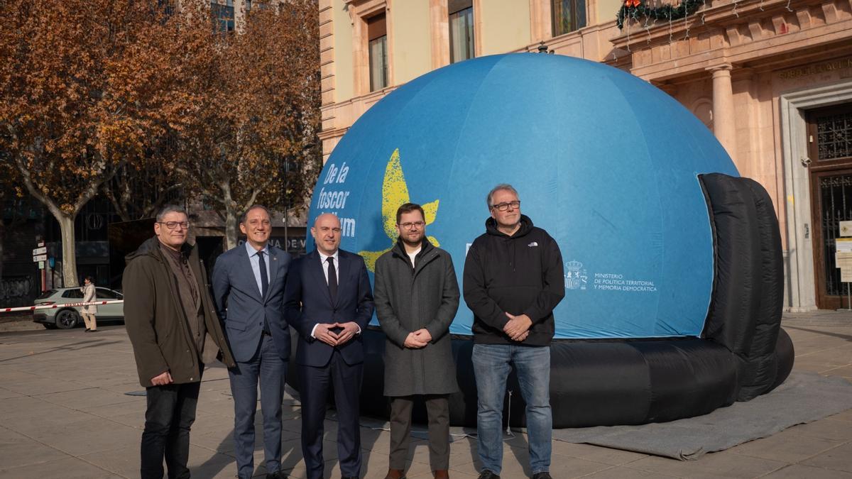 El delegado del Gobierno en Catalunya, Carlos Prieto, inaugura en Lleida una cúpula itinerante de memoria democrática por el aniversario de la muerte de Franco.