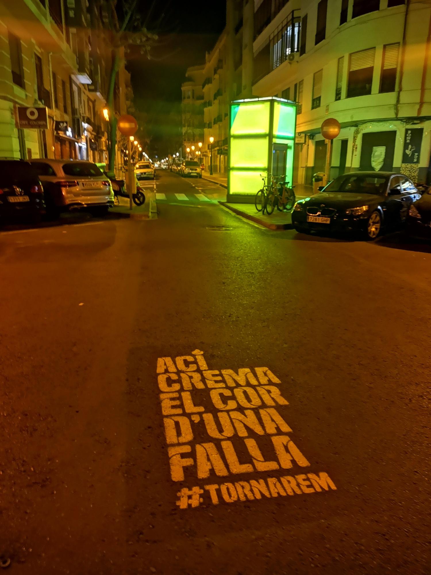 Así ha sido la pintada de Fallas en las calles de València