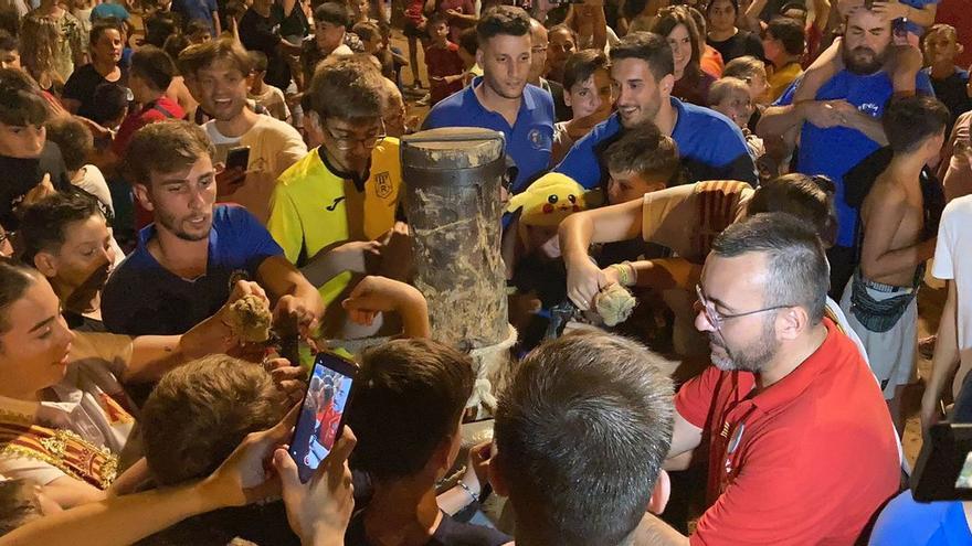 El alcalde de Vila-real, José Benlloch, colocando las bolas a los cuernos del carretón que simula un toro.