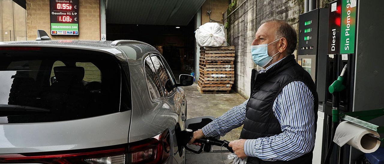 Román Pérez llena el depósito de su coche en la gasolinera de la Cooperativa de Roces. | Juan Plaza