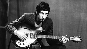 Pete Townshend, guitarrista de The Who, con una Rickenbacker 325 Rose Morris, en 1965.