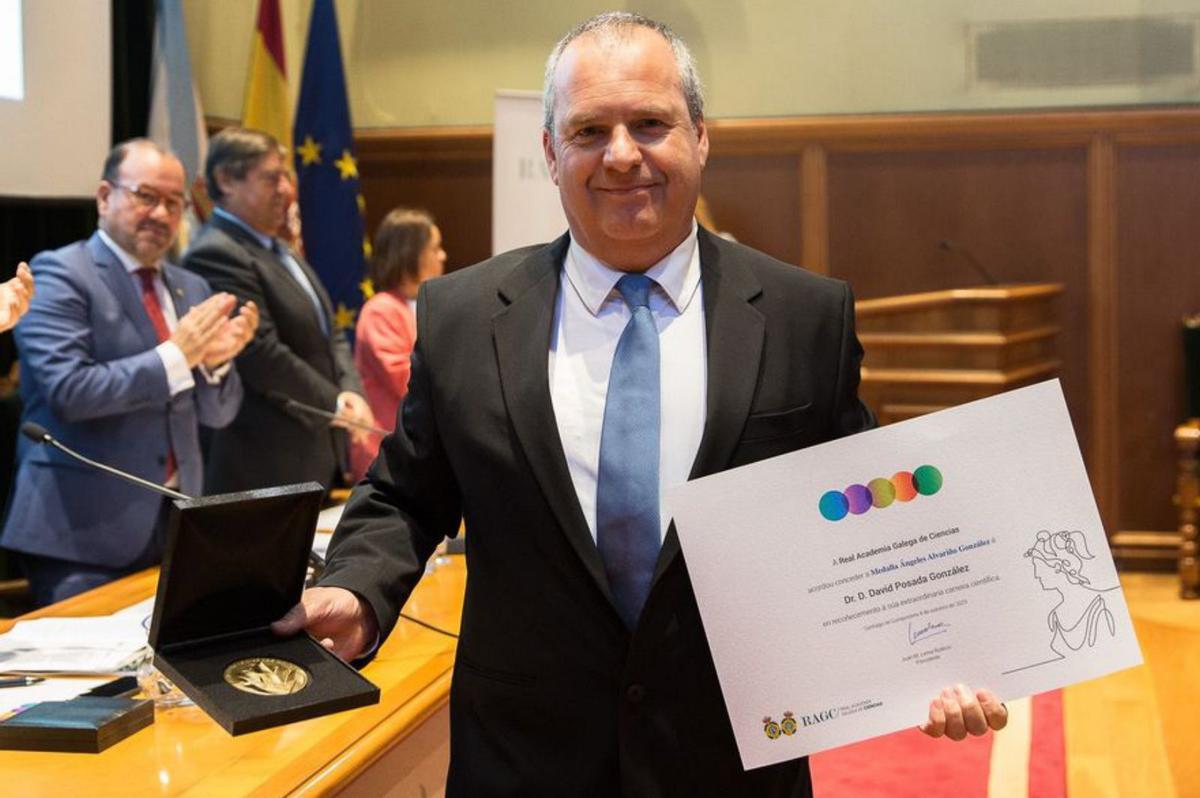 David Posada, ayer en Santiago, con su medalla y diploma.  | // RAGC