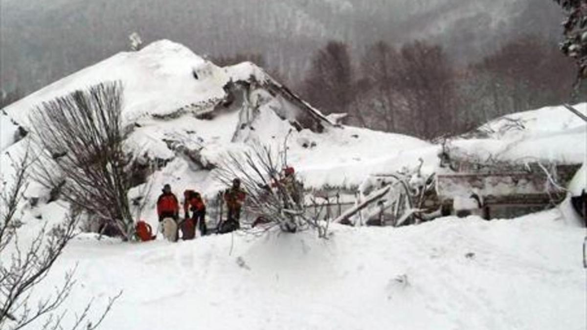 Equipos de rescate trabajan en el exterior del hotel Rigopiano, ayer.