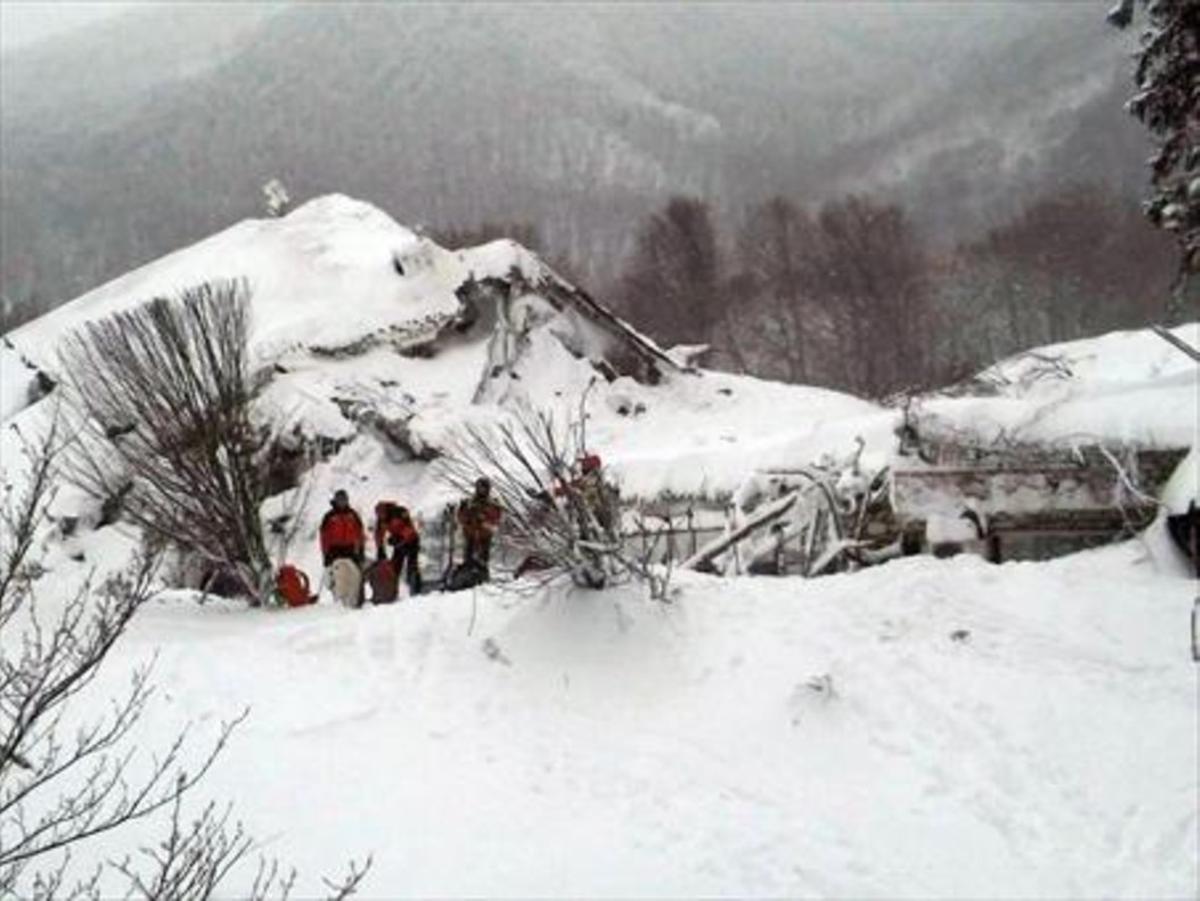 Equipos de rescate trabajan en el exterior del hotel Rigopiano, ayer.