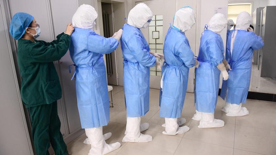 Sanitaris en un hospital de la Xina durant la crisi del coronavirus