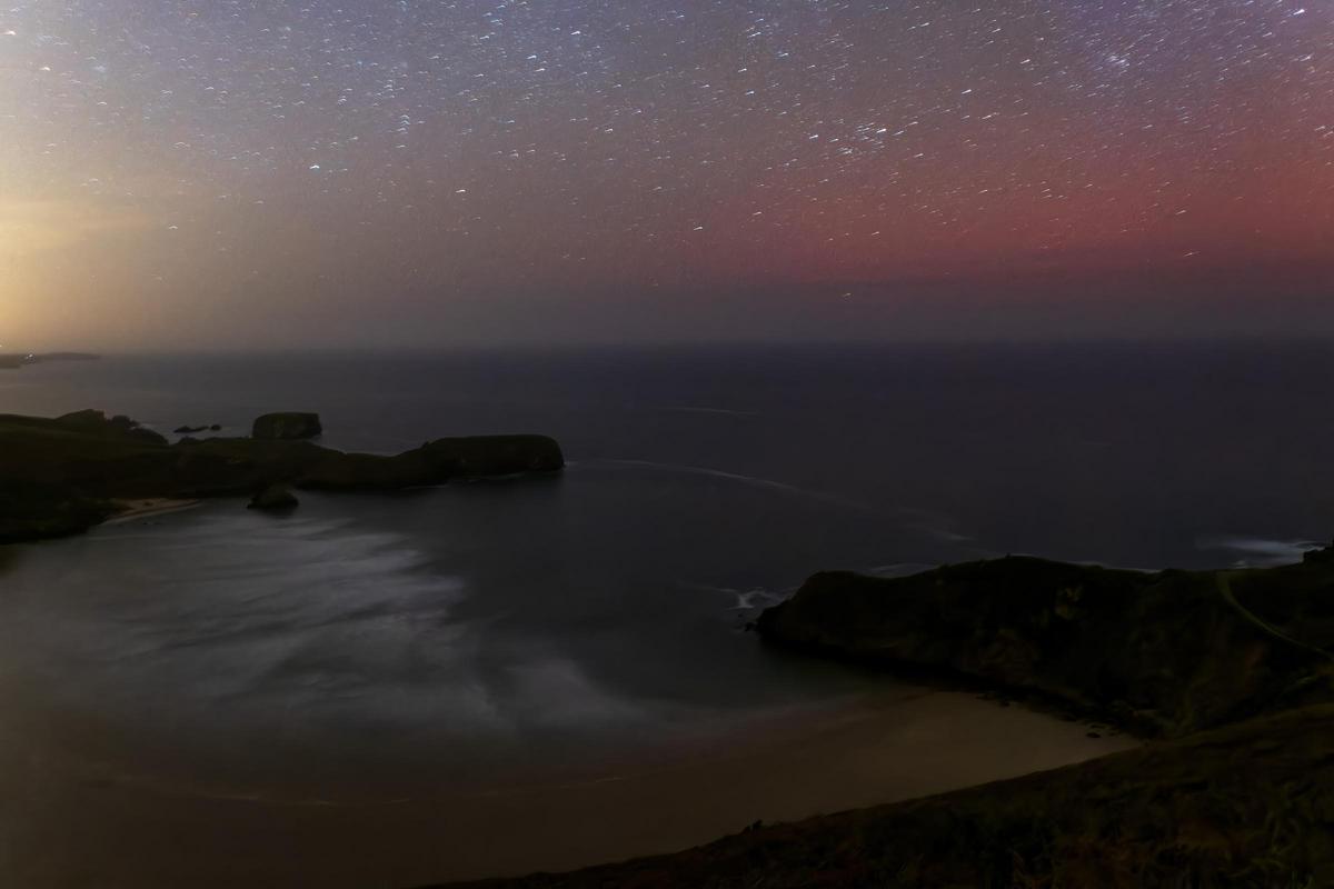 La aurora boreal de la noche del viernes, desde la costa de Llanes.
