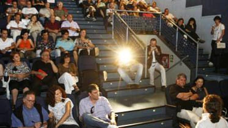 Una de la salas del cine Serra acogió la inauguración del Festival del Mar.