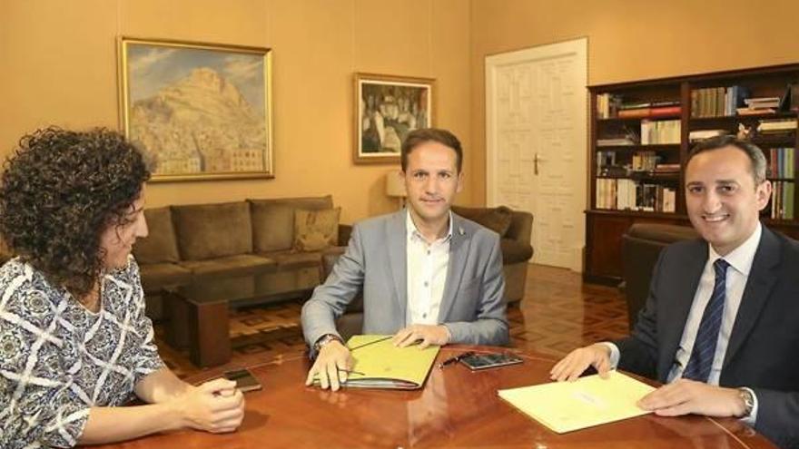 El alcalde de Pinoso y el presidente de la Diputación.