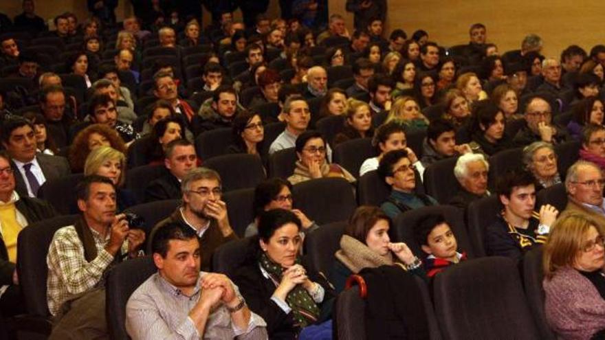 Público asistente a la presentación literaria de A Xuventude.  // J.L.Oubiña