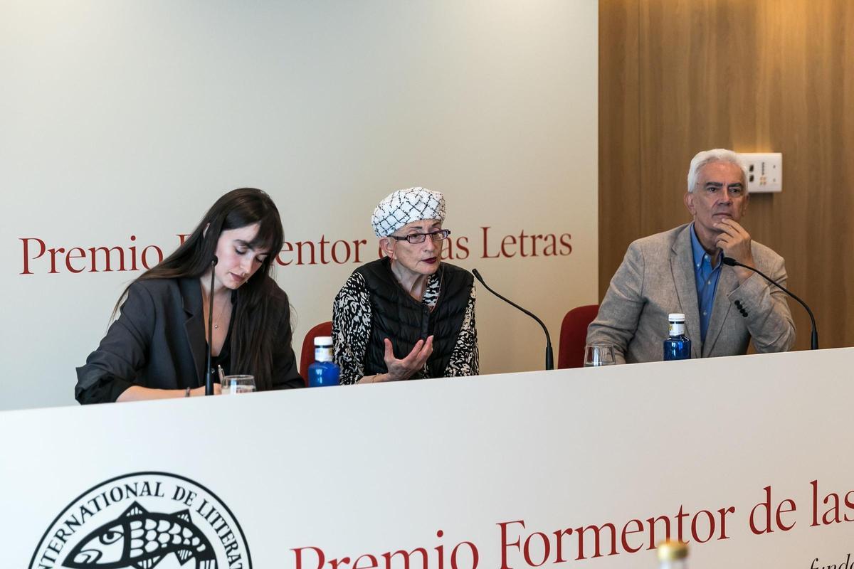 La ganadora del Premio Formentor, Hélène Cixous, en el centro de la imagen junto a la traductora y Basilio Baltasar