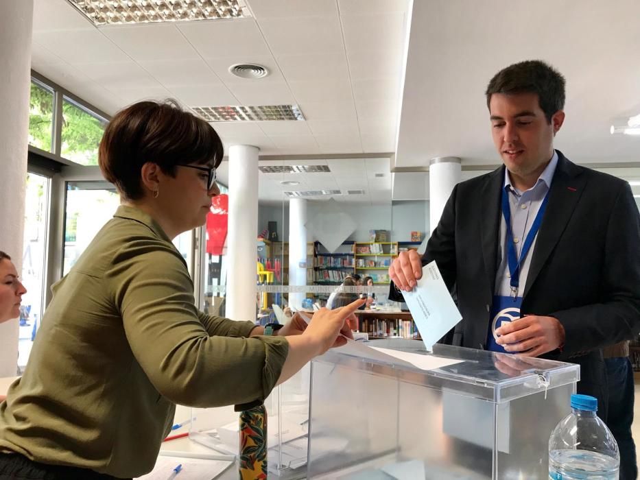 Emilio Belencoso (PP) vota en Almàssera.