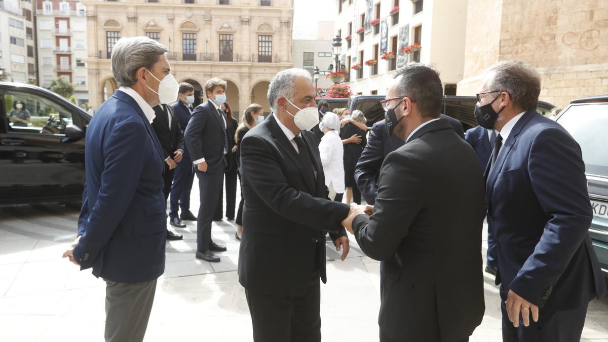 Vicente Farnós recibe el pésame de Rambla, Benlloch y Martí.