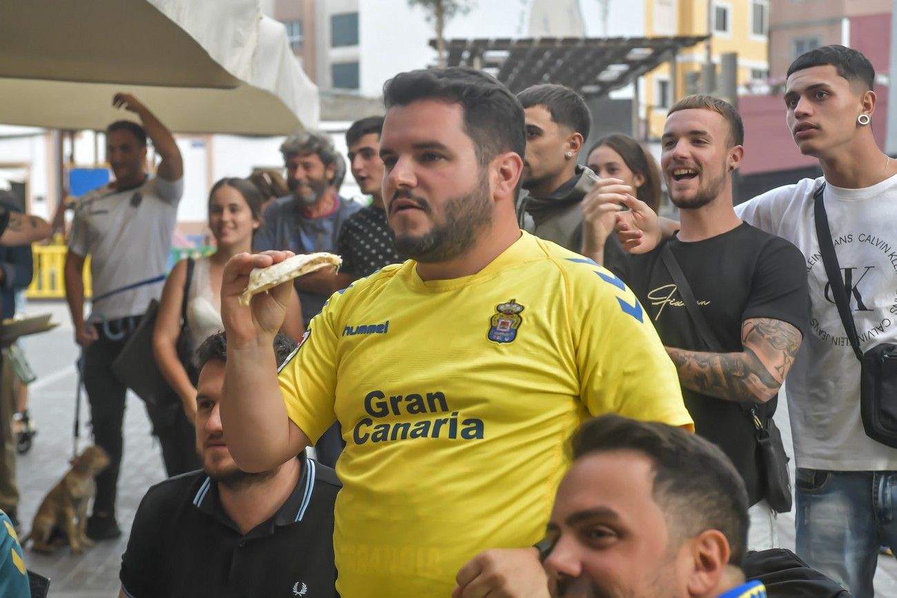 Aficionados de la UD ven la retransmisión del derbi canario en el Pilar