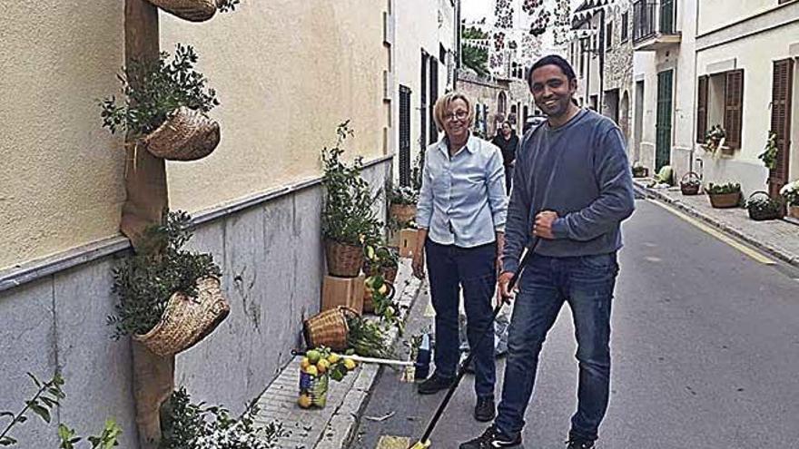 Vecinos del pueblo ultimando los preparativos para hoy.