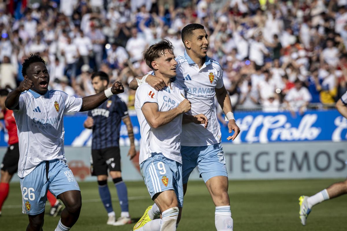 Dani Gómez y El Jamiq celebran un gol ante el Ceuta en el Ibercaja Estadio