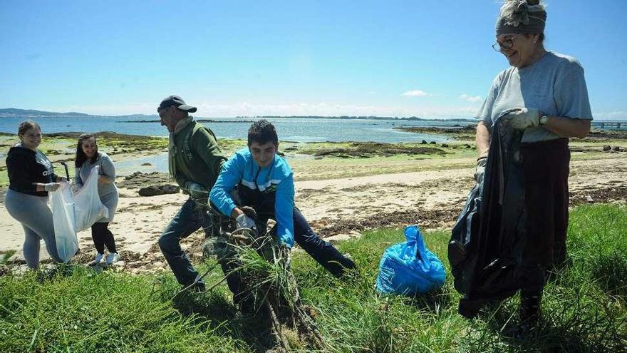 Los voluntarios retiraron media tonelada de residuos de la playa. // Iñaki Abella