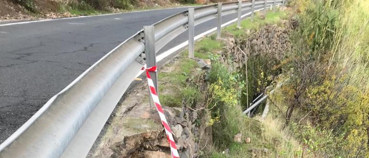 Tramo de la GC-60 en Tunte afectado por las lluvias de Hermine.