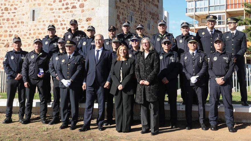 Foto de familia de autoridades con algunos de los policías condecorados.