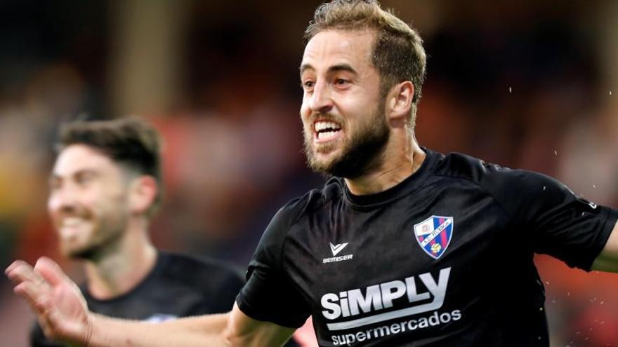 Jorge Pulido celebra su gol, el segundo del Huesca.