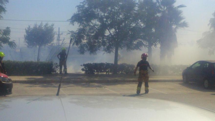 Un incendio junto a La Fe quema cuatro coches