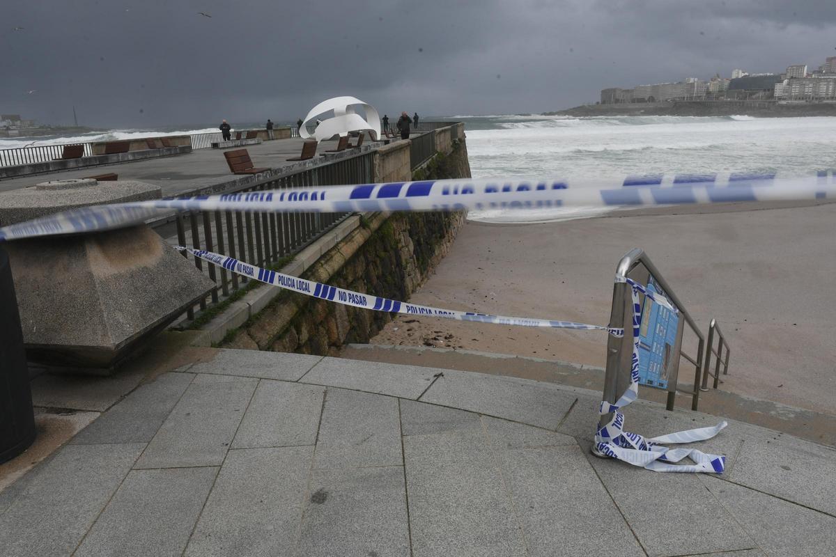 Alerta roja en el litoral coruñés por olas de hasta nueve metros