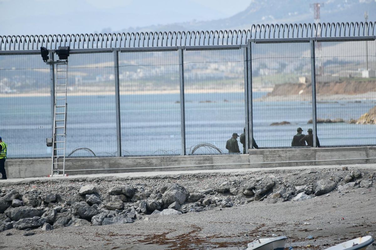 Dos immigrants marroquins arriben a Ceuta nedant Dos immigrants marroquins arriben a Ceuta nedant