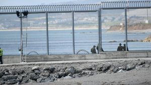 Dos immigrants marroquins arriben a Ceuta nedant